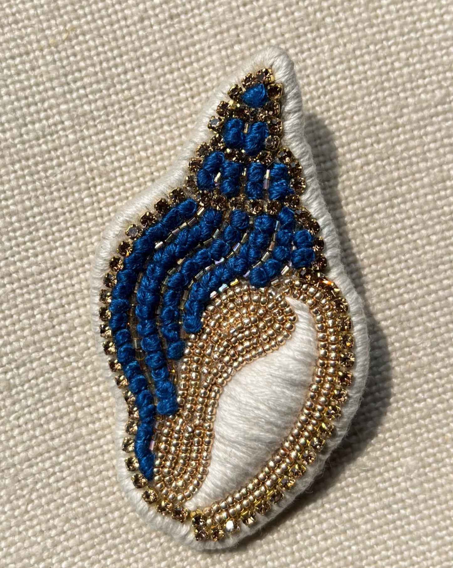 Caracola brooch
