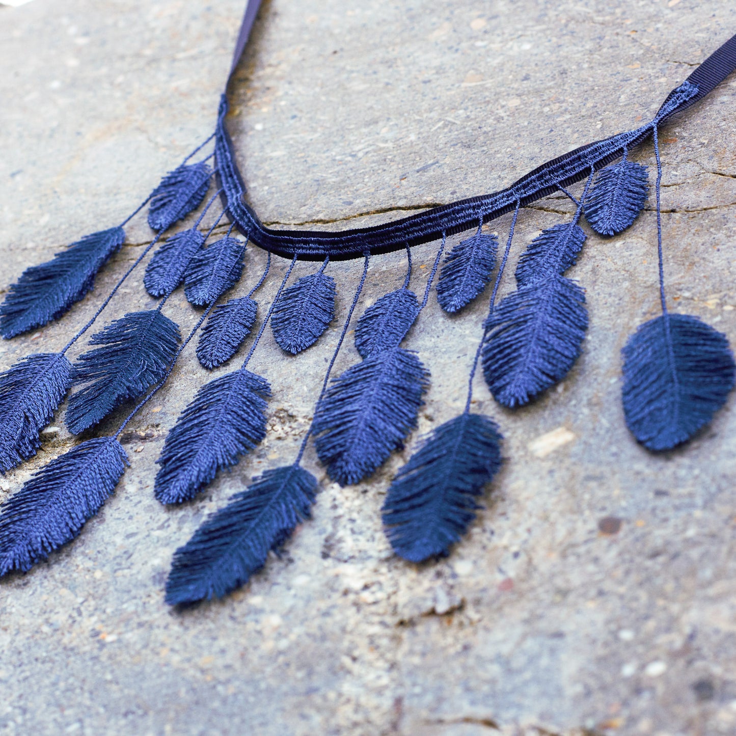 Feathers choker