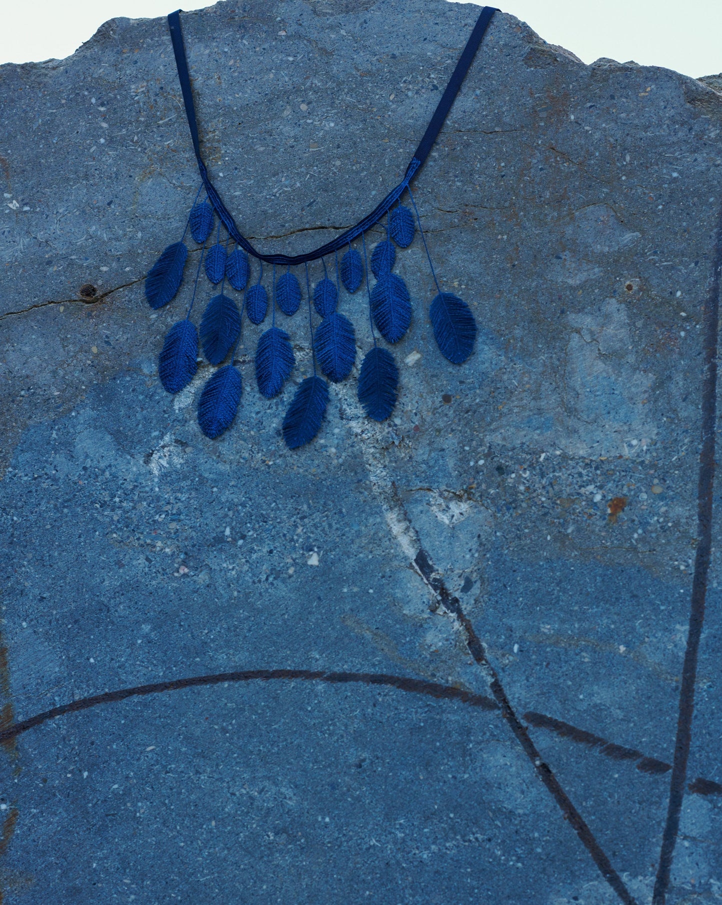 Feathers choker